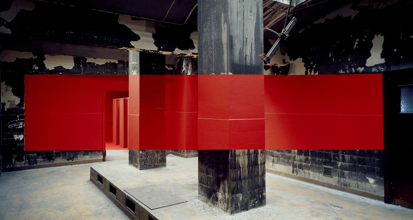 une photo d'un rectangle rouge flottant au milieu d'une salle